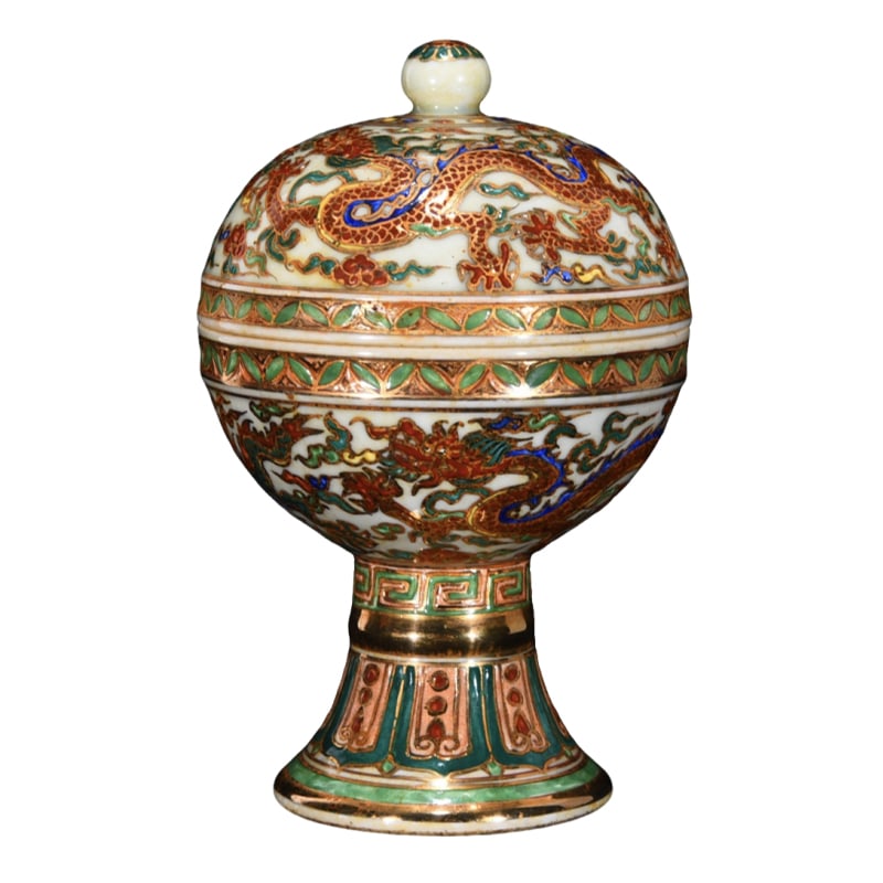 Ming Xuande five-colored gilt dragon pattern covered jar: This is a Ming Dynasty five-color painted and gilded dragon patterned covered jar, 20 centimeters in height and 13 centimeters in diameter, representing a typical official kiln ware type of the Xuande