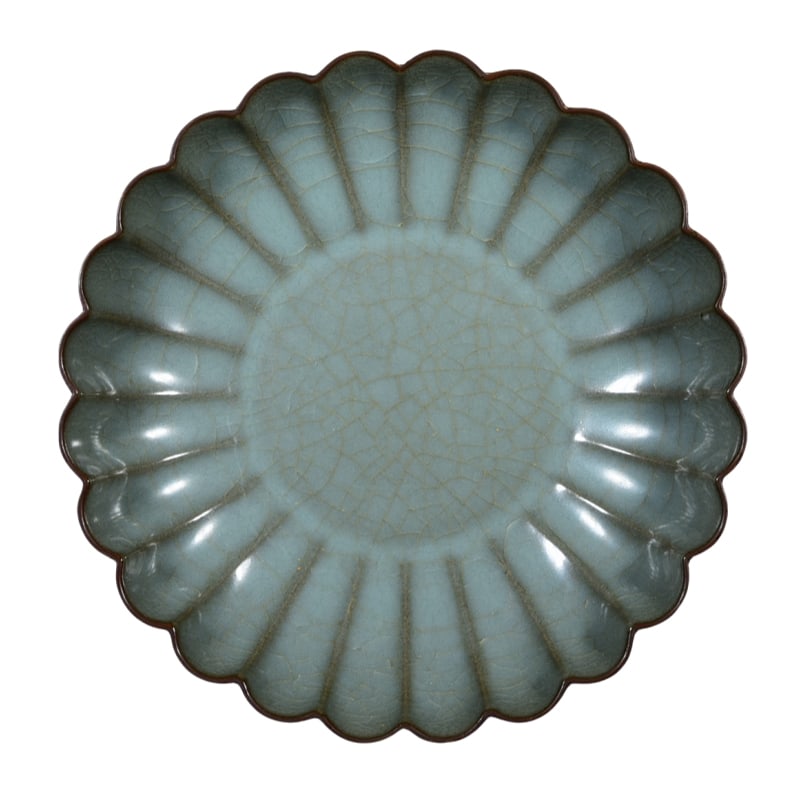 Song Dynasty Longquan official porcelain chrysanthemum washer: This Longquan official porcelain lotus flower wash, measuring 5.5 cm in height and 24 cm in diameter, has a petal-shaped design, with smooth and natural lines, making it both highly ornamental and pra