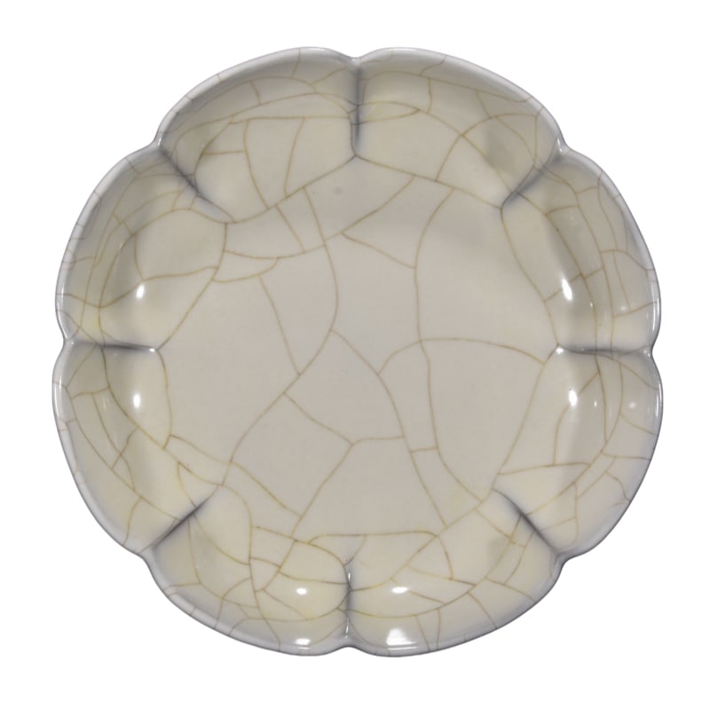 Song Guan Kiln moon white glazed octagonal washbasin: This Song official kiln moon white glazed octagonal washer is exquisitely shaped, with a total height of 4 centimeters and a diameter of 19 centimeters. The vessel is designed in an octagonal petal sh