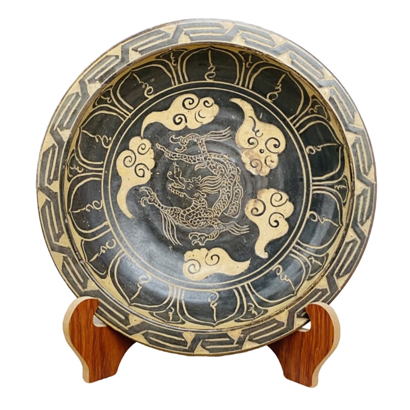 Xixia porcelain folding rim basin: This Western Xia porcelain bowl has a folded rim, with a total height of 6.5 centimeters and a diameter of 31 centimeters. The shape of the bowl is dignified and heavy, with a simple and elegant
