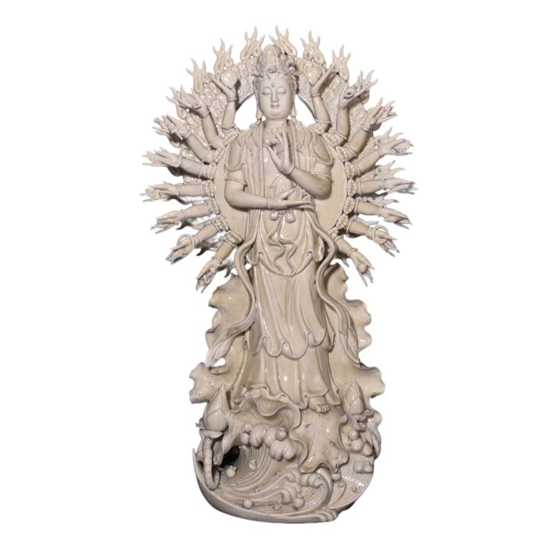 Mingde glazed kiln, He Chaozong style, Thousand-Hand Guanyin.: This Dehua kiln porcelain sculpture features a Thousand-Armed Guanyin with the inscription of the He Chaozong period. It stands 61×35 centimeters tall, with a dignified and elegant appearance, showca