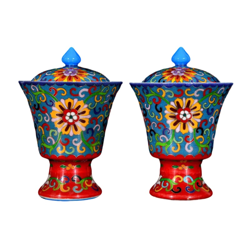 A pair of Qing Dynasty Qianlong era cloisonnE enamel high-footed cups with floral patterns.: This pair of Qing Dynasty Qianlong period cloisonnE enamel high-footed cups, measuring 18x12 cm, features a dignified and elegant design. The cup body widens outward, supported by high feet, with smoo