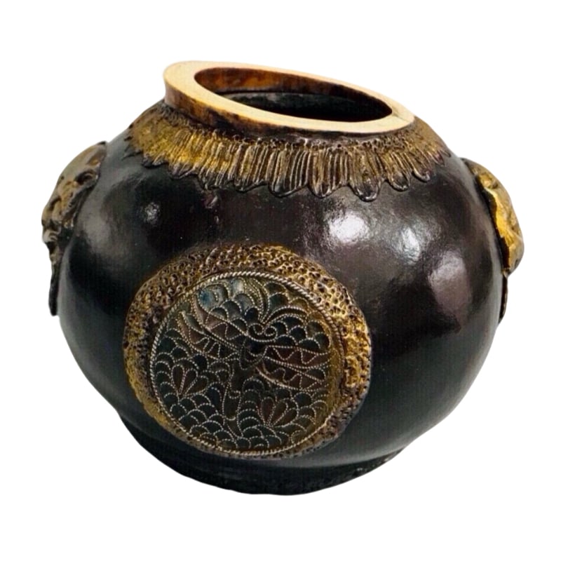 Antique Tibetan lacquerware gourd-shaped container with double beasts.: Antique Tibetan lacquer carved gourd-shaped container with double beasts Dimensions: Height: 11 cm, Width: 13 cm Weight: 190 grams