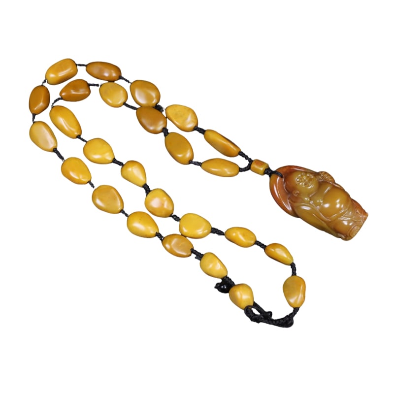 Shoushan Stone Maitreya Buddha Pendant Necklace: Shoushan Stone Maitreya Buddha Pendant Necklace, with a pendant measuring 6 cm in length, 3 cm in width, and 3 cm in height. The necklace has a net weight of 140 grams.