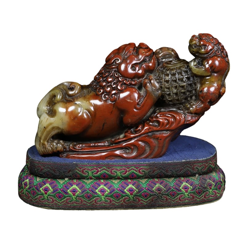 Old Tibetan Shoushan stone lion with embroidered ball seal ornament: Antique Tibetan Shoushan stone lion with embroidered ball seal ornament, the seal is 14 cm long, 8 cm wide, and 9.8 cm high, with a net weight of 922 grams.
