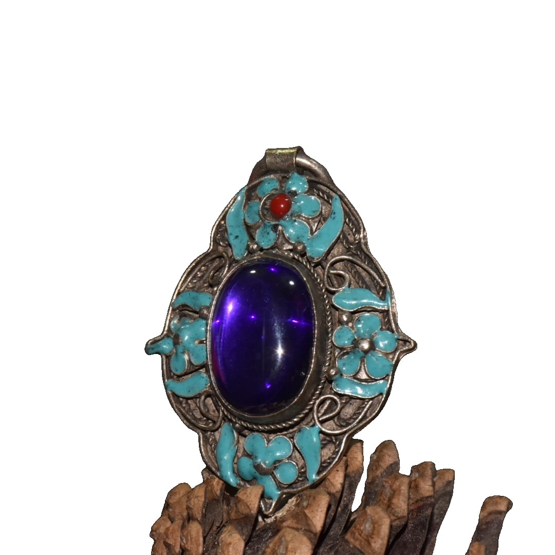 Cloisonne inlaid gemstone square necklace pendant: Copper-based handmade cloisonnE enamel inlaid with cubic zirconia gemstone four-corner necklace pendant. Length 6.5 cm, width 4.5 cm, height 1.5 cm, weight around 30 grams.