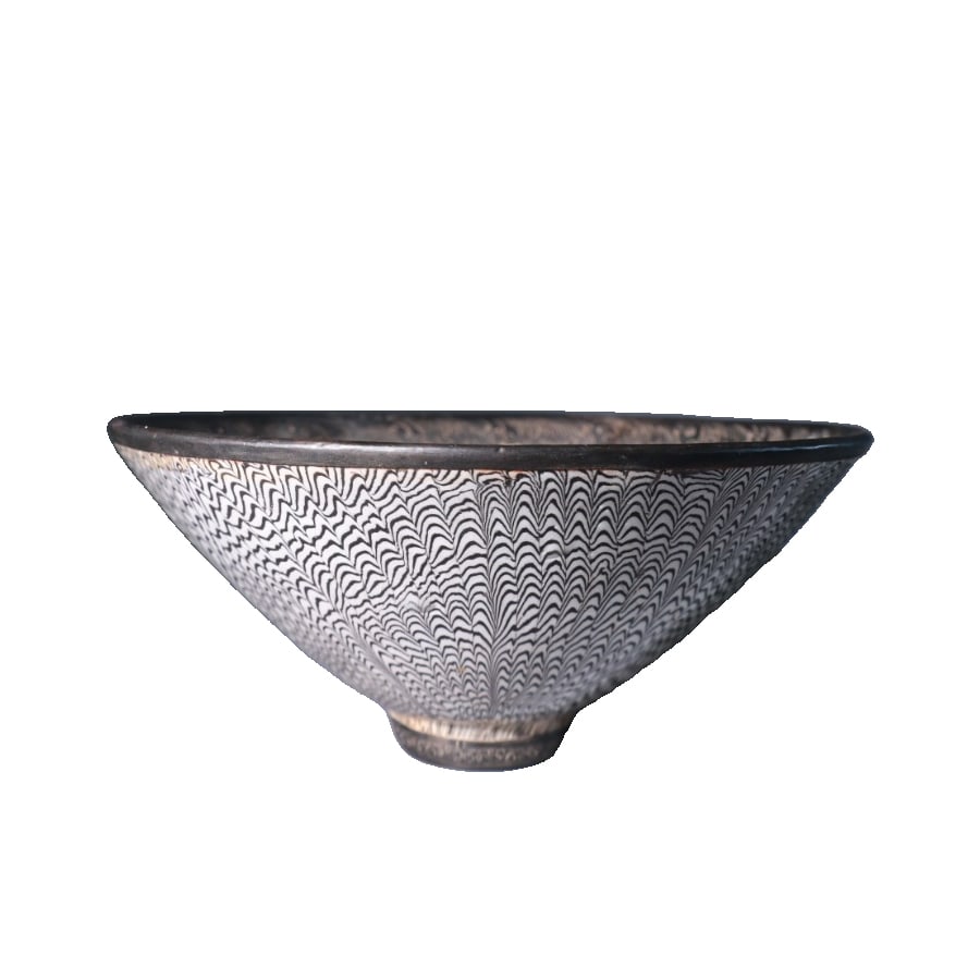 Song Dynasty bowl with silver rim, engraved with floral patterns and a hat-shaped lid. (1 of 10)