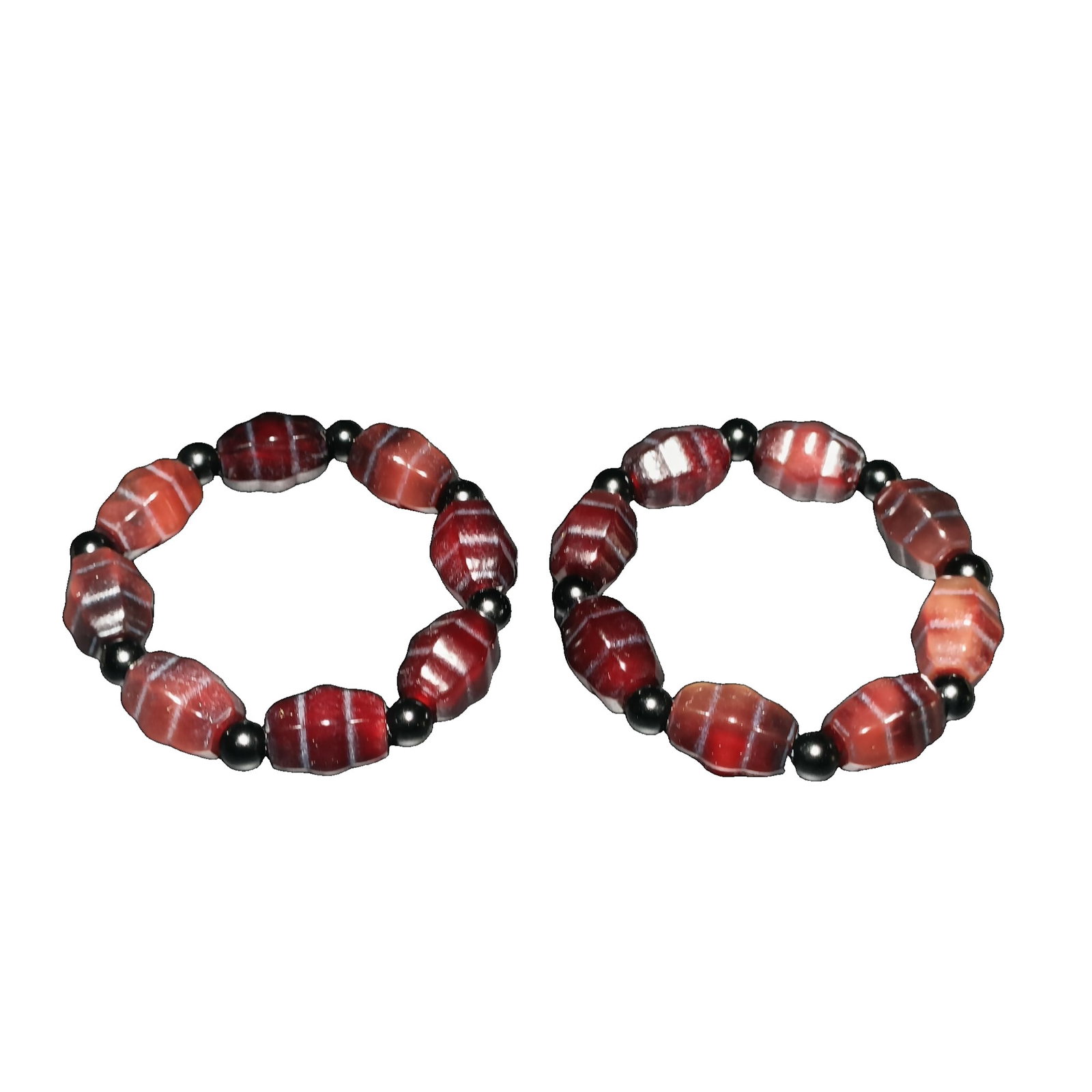 A pair of old agate beaded bracelets.: A pair of old agate bracelets, in perfect condition, with a total weight of 115 grams and each bead measuring 2.0x1.5 centimeters.