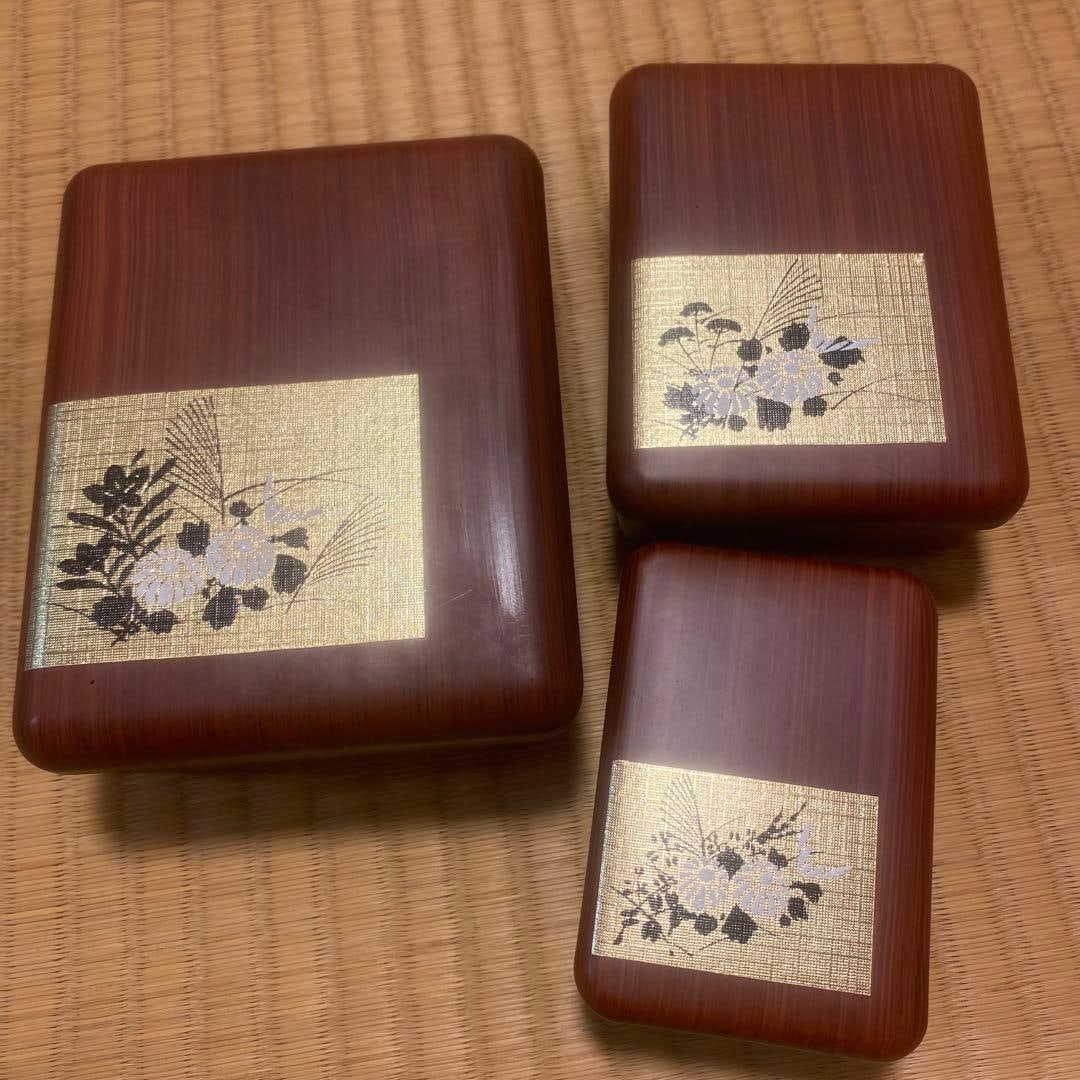Showa Era Retro Lacquerware Stacking Boxes, Set of Three, Adorned with Gold Leaf Floral Patterns (1 of 4)