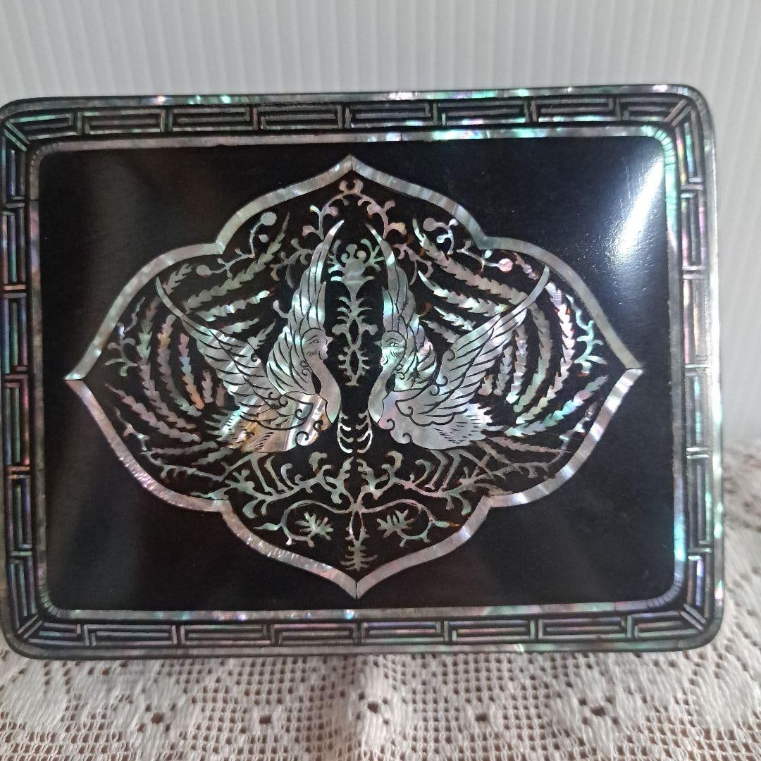 A fine mother-of-pearl inlay painting depicting two swans. (1 of 6)