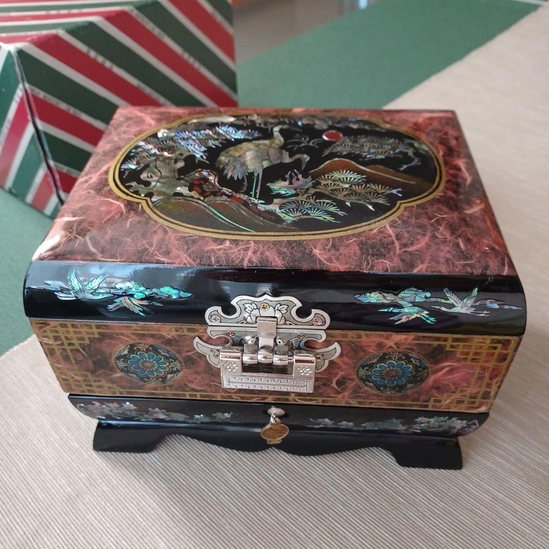 Jewelry box, small item storage box, mother-of-pearl inlay, lacquerware. (1 of 20)