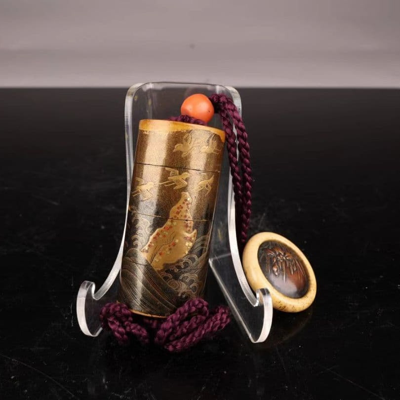 [Round InrO] Gold lacquer maki-e, decorated with wave and plover motifs. (1 of 5)