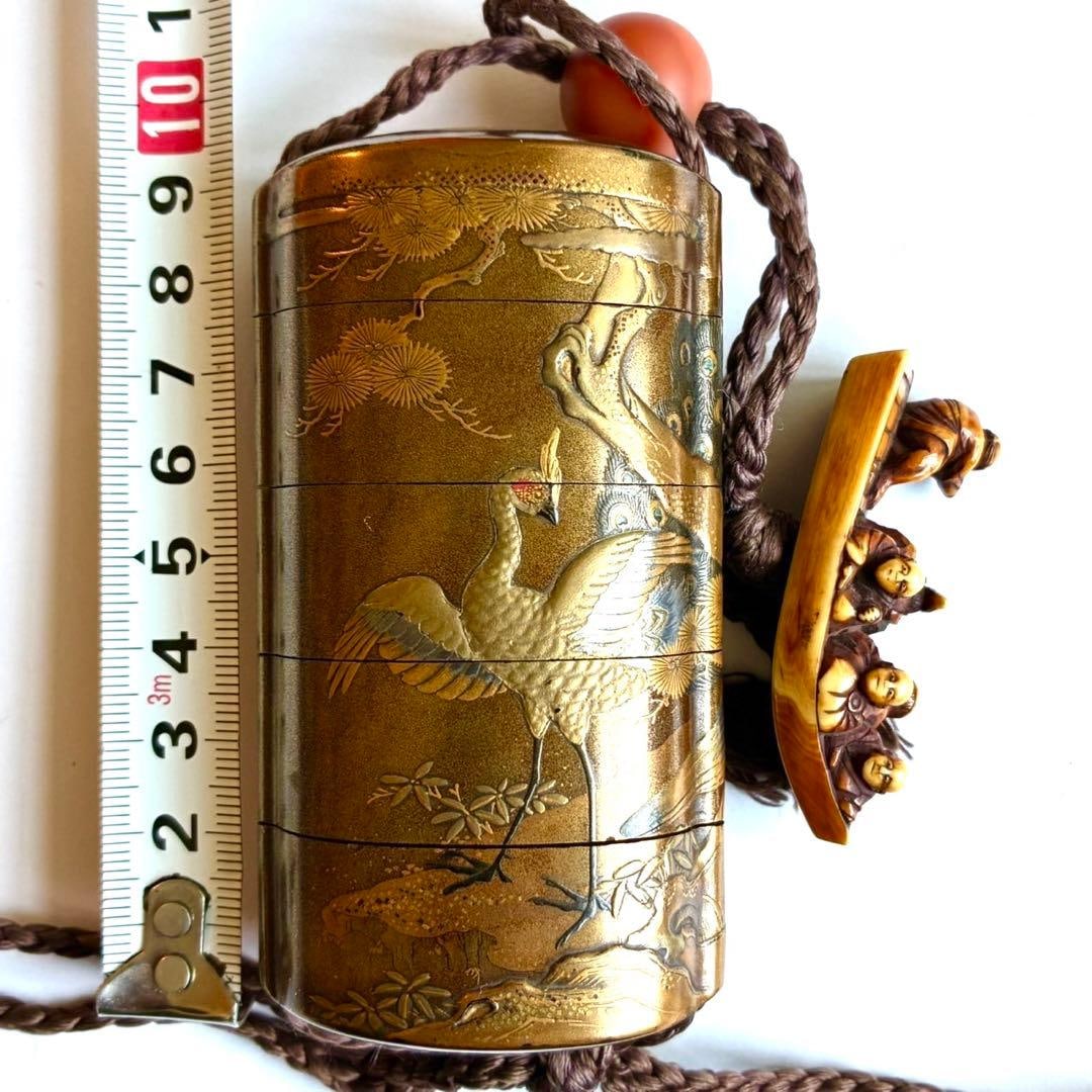 Kajikawa Antique Peacock Makie Inro (Small Decorative Container): This is an antique inrO (a small decorative container). There are no cracks or other damages. There is a spot of maki-e (gold lacquer) that has come off on the pine tree.