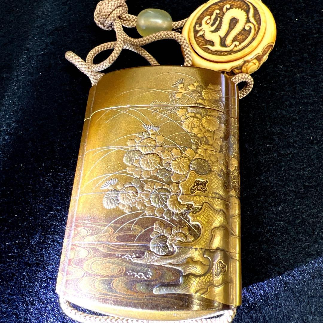 Signed, top-grade maki-e lacquerware, manju netsuke inro (small decorative container), 40 grams.: Signed, top-grade maki-e lacquerware, manju netsuke inro (small decorative container), 40 grams.