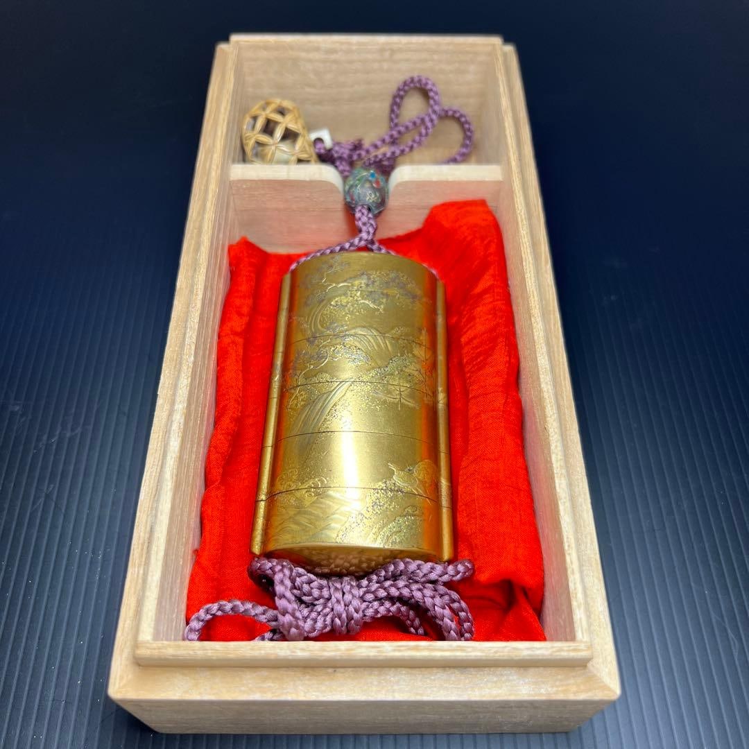 Kajikawa creation, top-grade maki-e inrO (small lacquer ornament): Kajikawa seisa, top-grade maki-e inrO (small lacquer ornament), accompanied by a lidless wooden box, 71 grams.