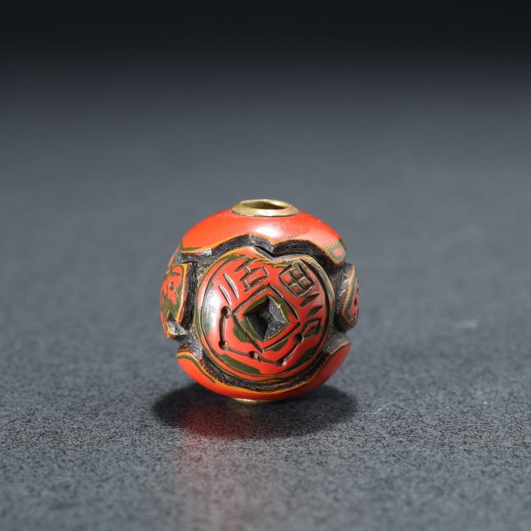 String of beads, carved lacquerware, ancient coin motif.: This is a carved lacquer cord bead designed in the shape of an ancient coin. It is approximately from the Meiji period. Dimensions: Width 1.8 cm x Height 1.8 cm Weight: 2.9 grams