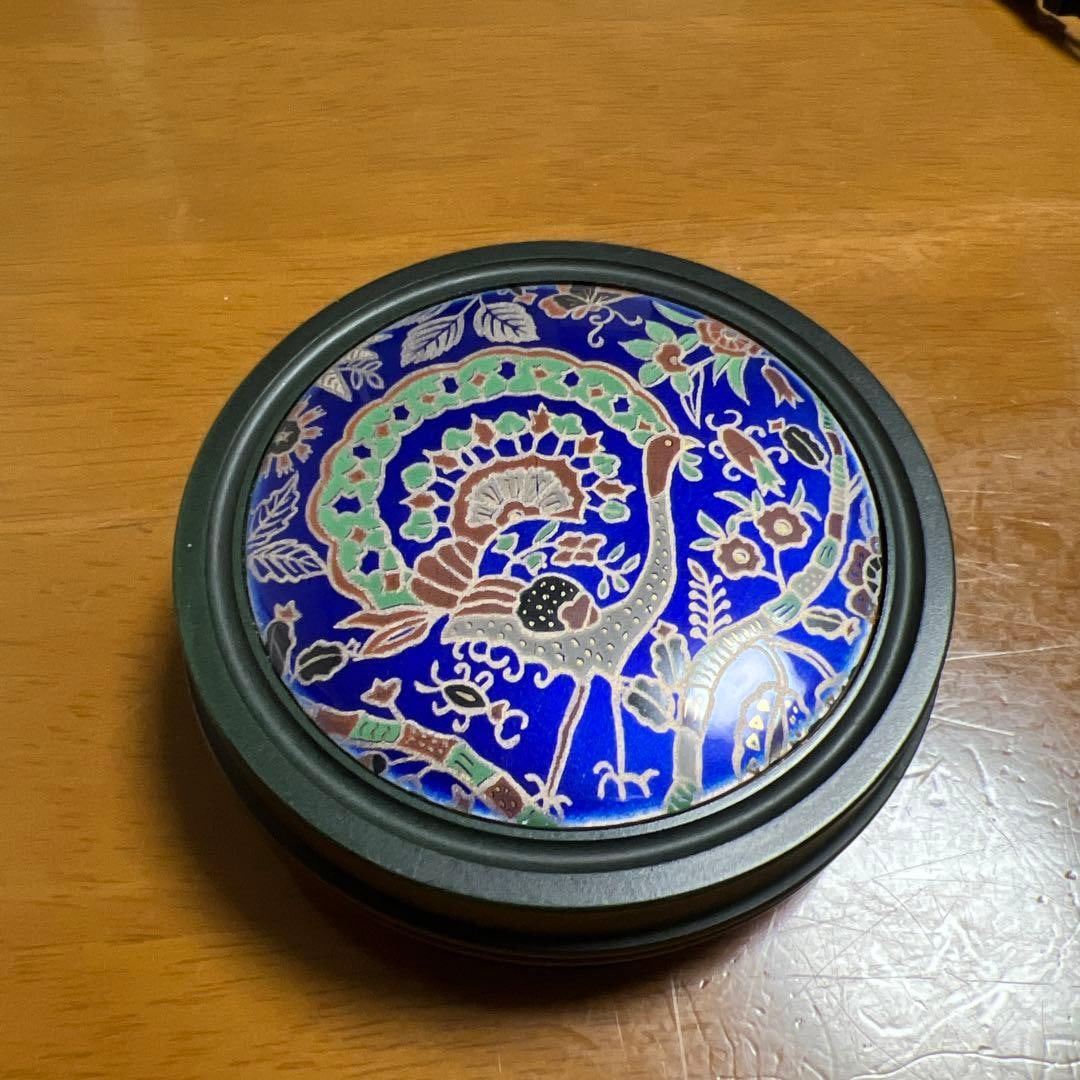 30th Anniversary Commemorative Lacquerware InrO (Small Decorative Container): This exquisite inrO (small decorative box) features a beautiful design with intricate flora and fauna patterns on a blue background, making it a piece of art worthy of admiration. This special