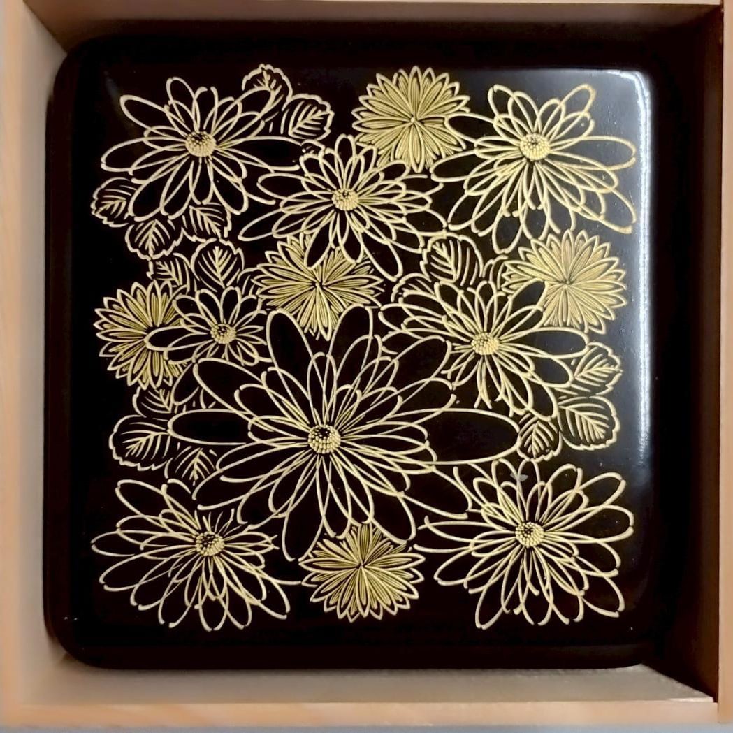 Lacquerware InrO (small rectangular container), decorated with floral motifs. (1 of 7)