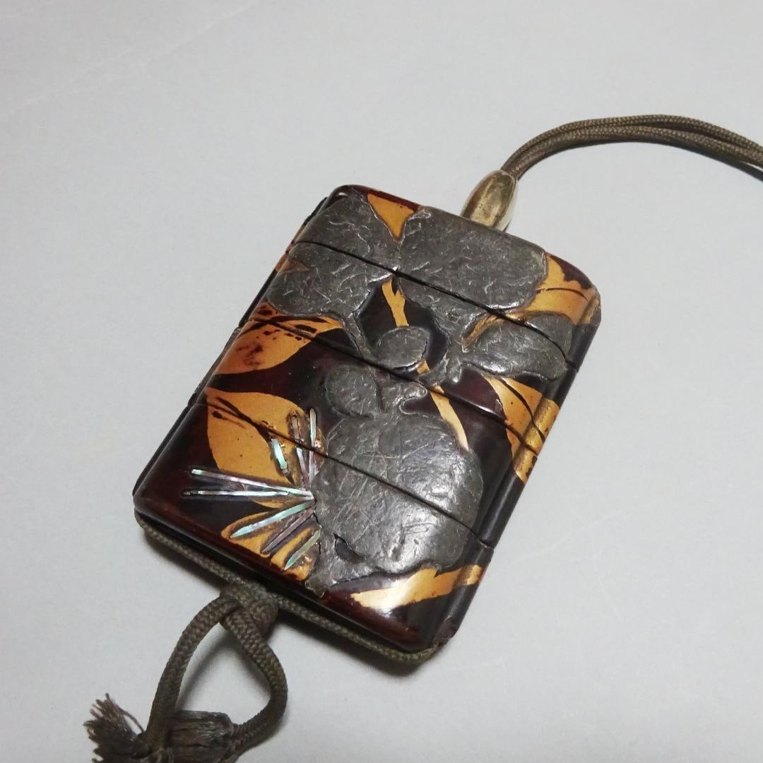 KOrin-style Lacquer Seal Box (Small Container): A lacquer box in the KOrin style (small container) with Matsuyama camellia lacquerware, inlaid with mother-of-pearl, Mid-Edo period.