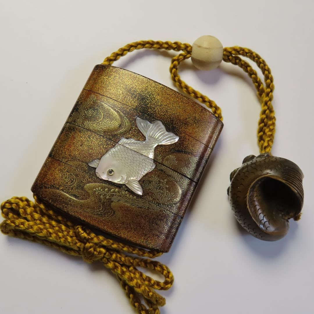 Shibayama-style gold lacquer inrO (small container), Artist: ChOhei (lacquerware, netsuke, fish (1 of 20)