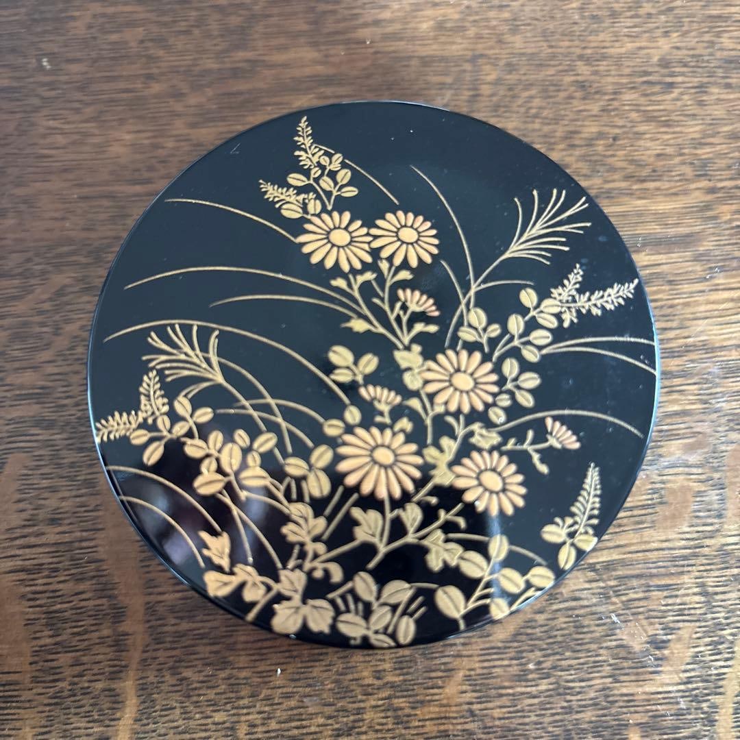 Lacquer incense box, decorated with gold floral motifs. (1 of 8)