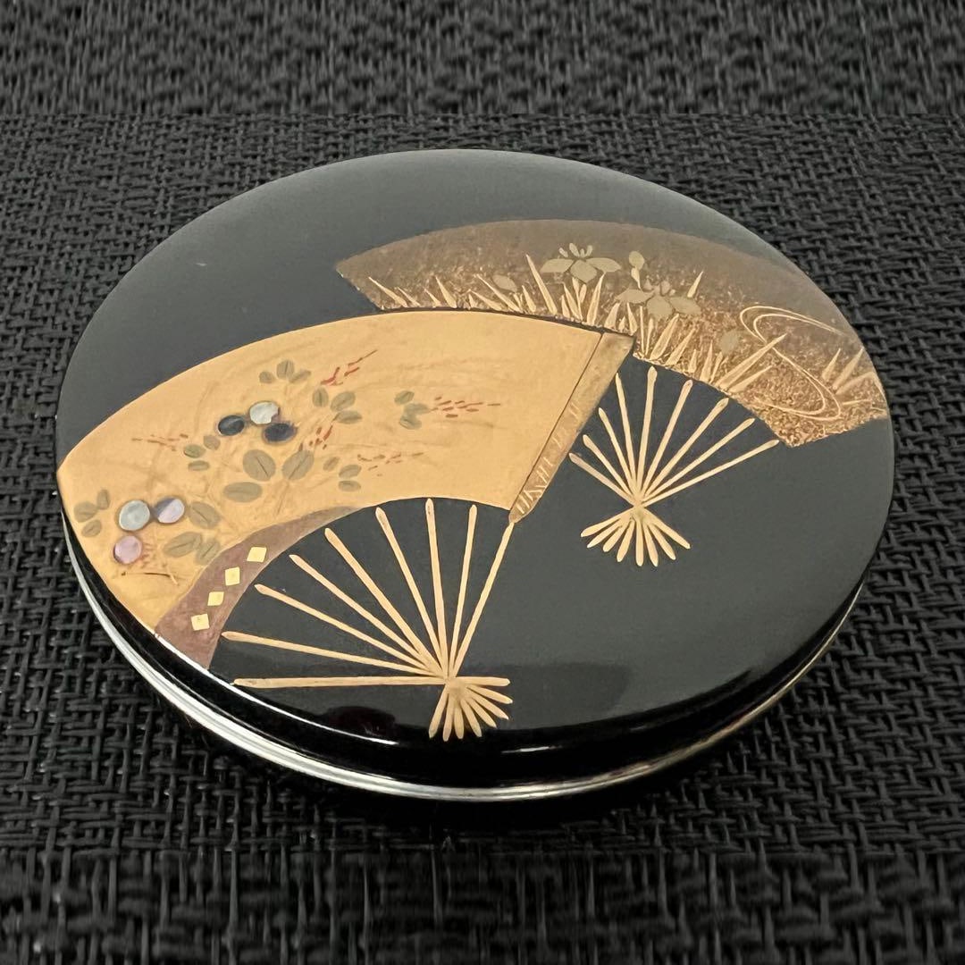 Fan-shaped lacquer incense box with silver rim, crafted by Minowa Kazunari, accompanied by a box.: Fan-shaped lacquer incense box, with silver rim, crafted by Minowa Kazunari, accompanied by a box, dimensions approximately diameter 8 cm, height 2 cm.