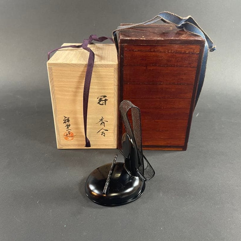 A lacquer incense box by Matsuyun, double-layered box, original box, dry lacquer technique. (1 of 8)