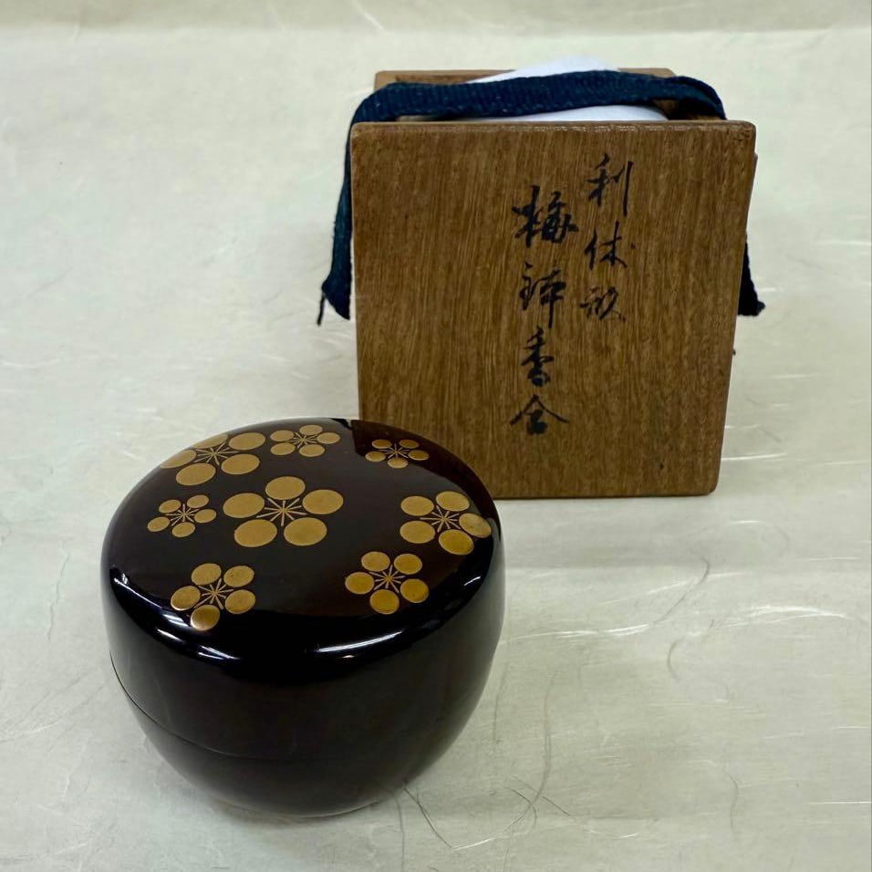 A plum blossom incense box designed by Katatateya Seibei, adorned with a Rikyubai motif: A plum blossom incense box designed by Katatateya Seibei, adorned with a RikyU plum motif, accompanied by its original paulownia wood box. Diameter approximately 7.5 cm.