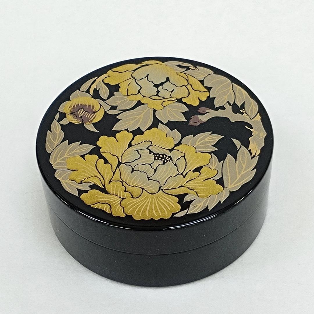 Wood powder resin lacquer incense box, 2.6 inches, "New Peony" pattern.: Wood Powder Resin Lacquer Incense Box, 2.6 inches, "New Peony" Pattern This item has never been used. It has been stored in a smoke-free area, so there is no smoke odor. I opened the packaging to insp