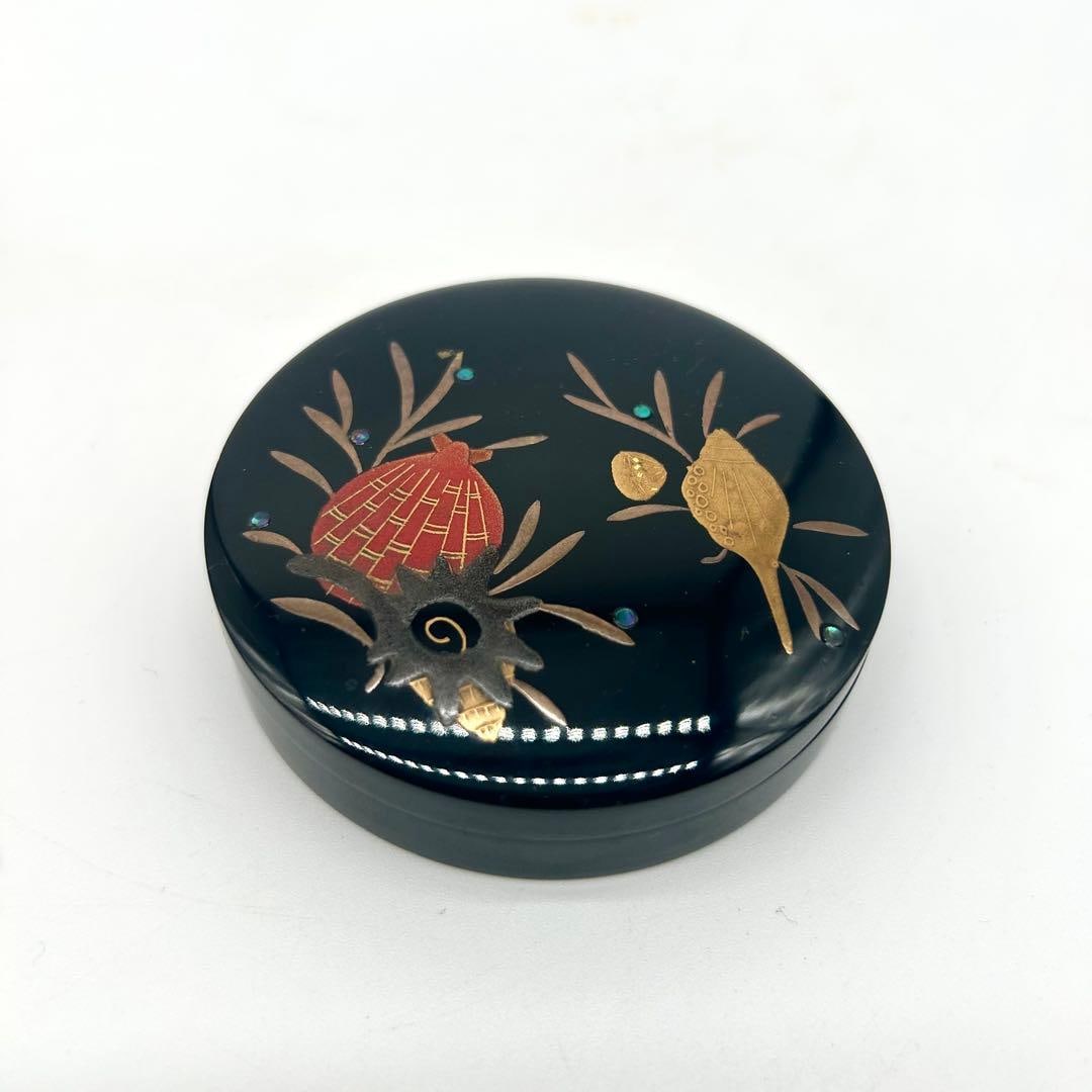 A lacquer incense box with seaweed and shell design, offered by Yuiho (1 of 8)