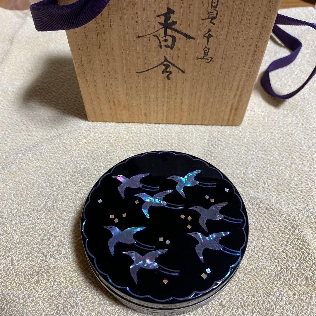 Wooden incense box, tin-edged, gold interior, mother-of-pearl pattern; brand new, unused.: Wooden incense box, tin-edged, gold interior, mother-of-pearl pattern; brand new and unused, diameter 8 cm, height 2.8 cm.