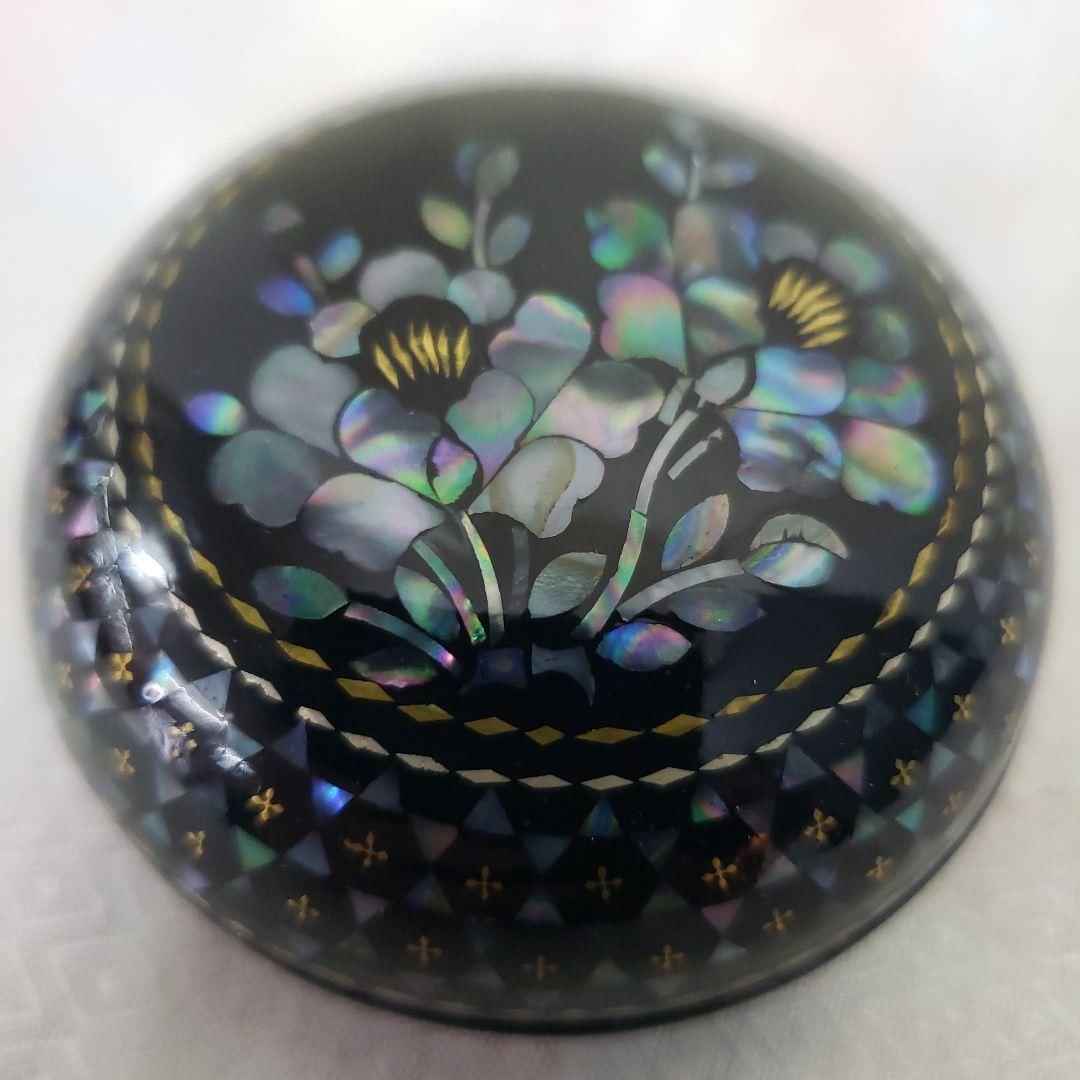 An elegant, exquisite, and high-quality lacquer incense box, adorned with mother-of-pearl floral: An elegant, exquisite, high-quality lacquer incense box, adorned with mother-of-pearl floral patterns, measuring 7 x 3 cm. An incense burner is a small lidded container used for holding incense. It is