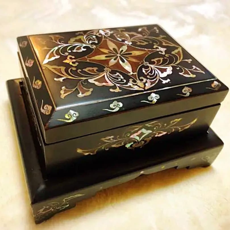 A century-old antique mother-of-pearl inlaid box, antique lacquerware. (1 of 10)