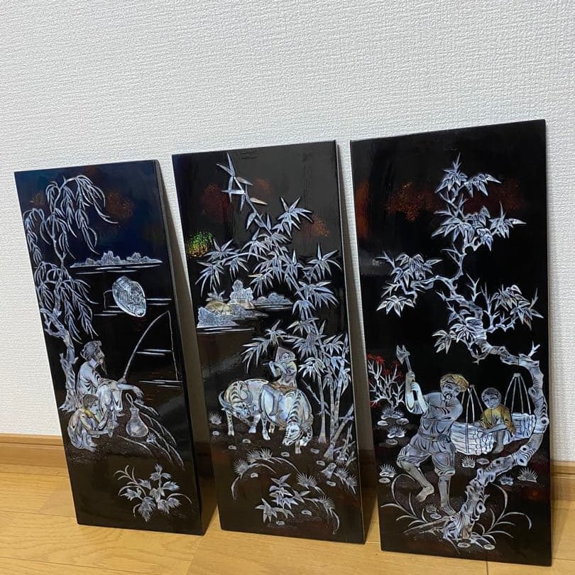 A set of three mother-of-pearl inlaid wall decorations, traditional craftsmanship, lacquerware.: Mother-of-pearl inlaid wall decorations, traditional craftsmanship, lacquerware, a set of three pieces, dimensions: approximately 48.5 cm x 19 cm x 0.9 cm.
