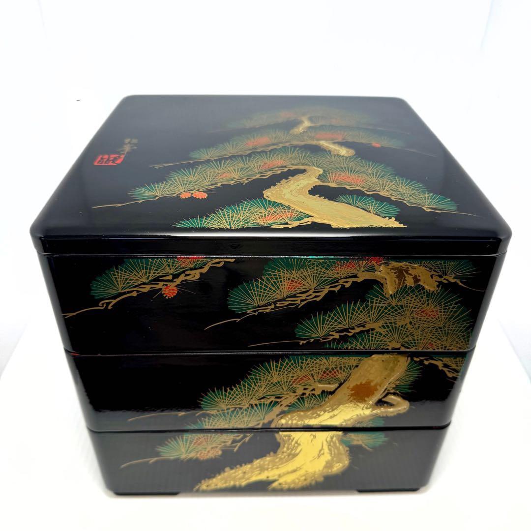 Aizu Lacquerware Three-Tier Bento Box, Crafted by Artisan ShOhO.: Aizu Lacquerware Three-Tier Bento Box, crafted by artisan ShOhO. Made of natural wood, with a black exterior and red interior, adorned with gold trim and maki-e decoration. Traditional lacquerware.