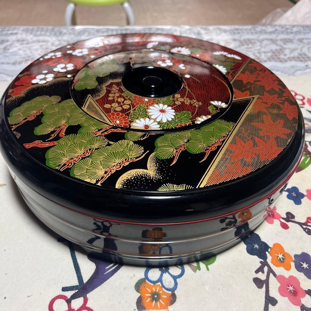 Lacquered bento box, decorated with pine tree and cherry blossom motifs, double-layered design. (1 of 5)