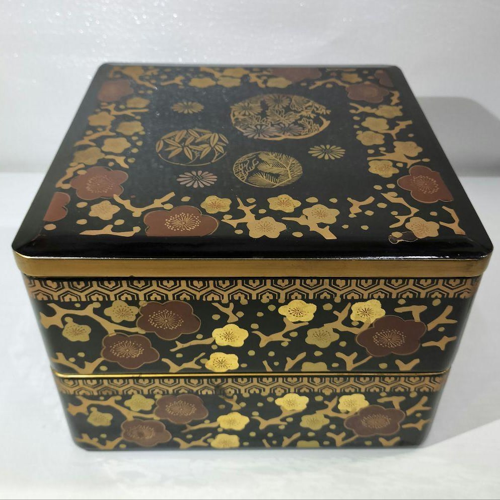 Wooden lacquerware two-tiered bento box. (1 of 17)