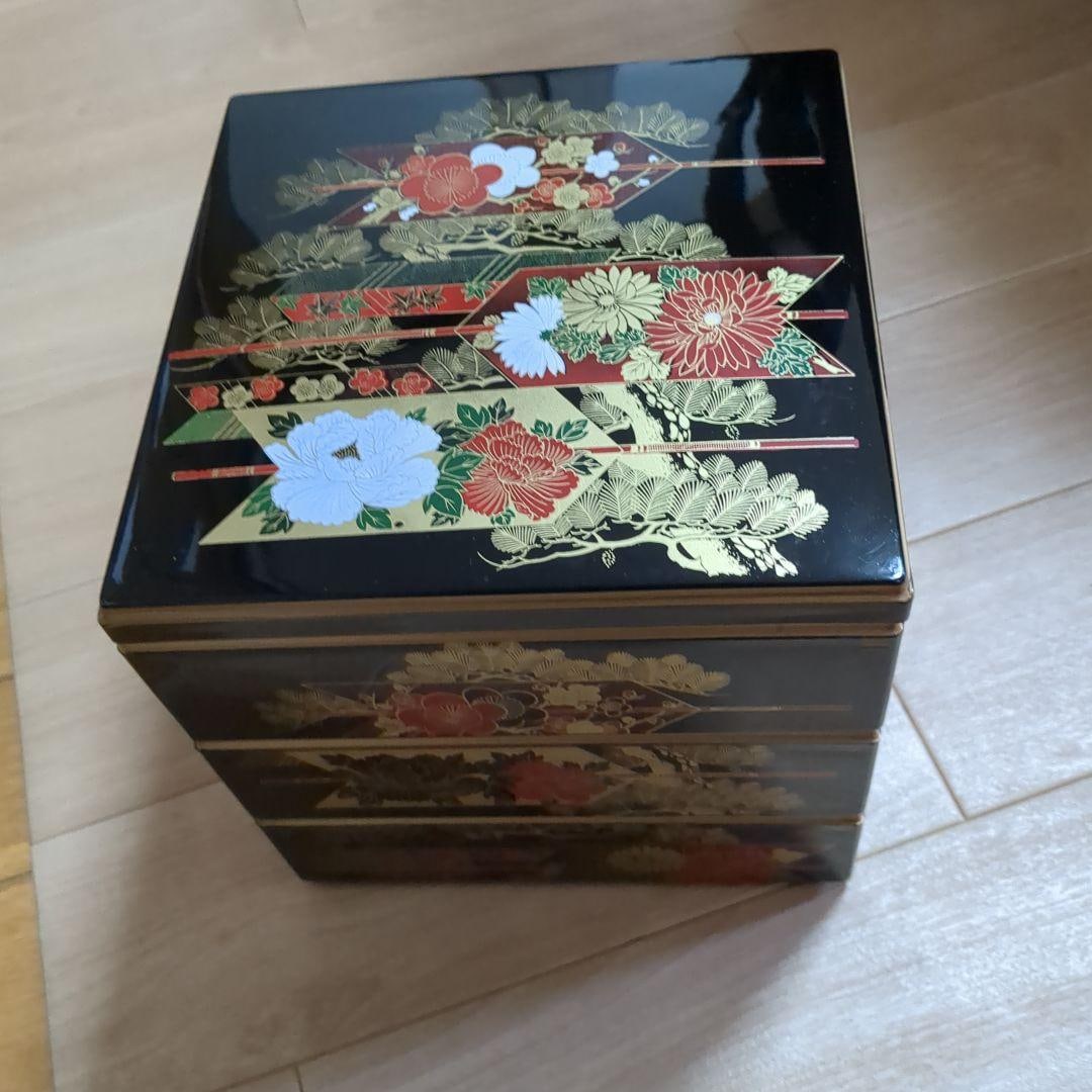 Zhongshan Lacquerware Three-Tier Floral Pattern Bento Box (1 of 5)