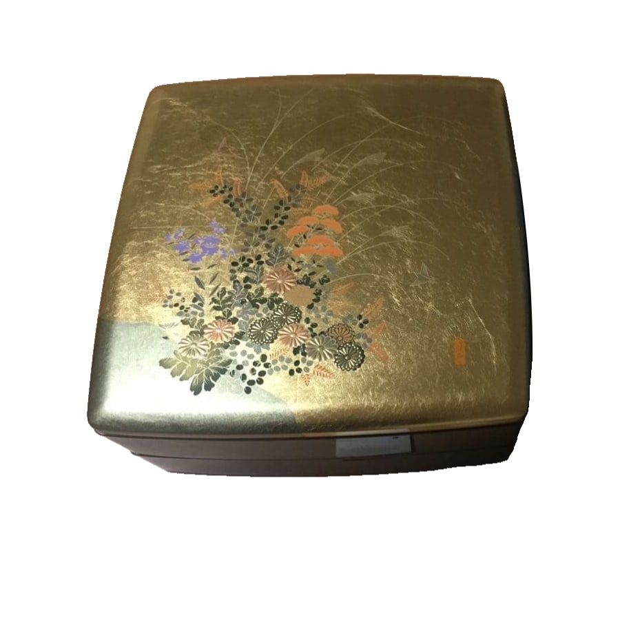 Gold leaf craftsmanship, maki-e lacquerware, Kaga Yuzen dyeing, and wide-bodied appetizer plates.: Gold leaf craftsmanship, maki-e lacquerware, Kaga Yuzen dyeing, double-layer bento box Dimensions: 23.5 cm square, height 10 cm