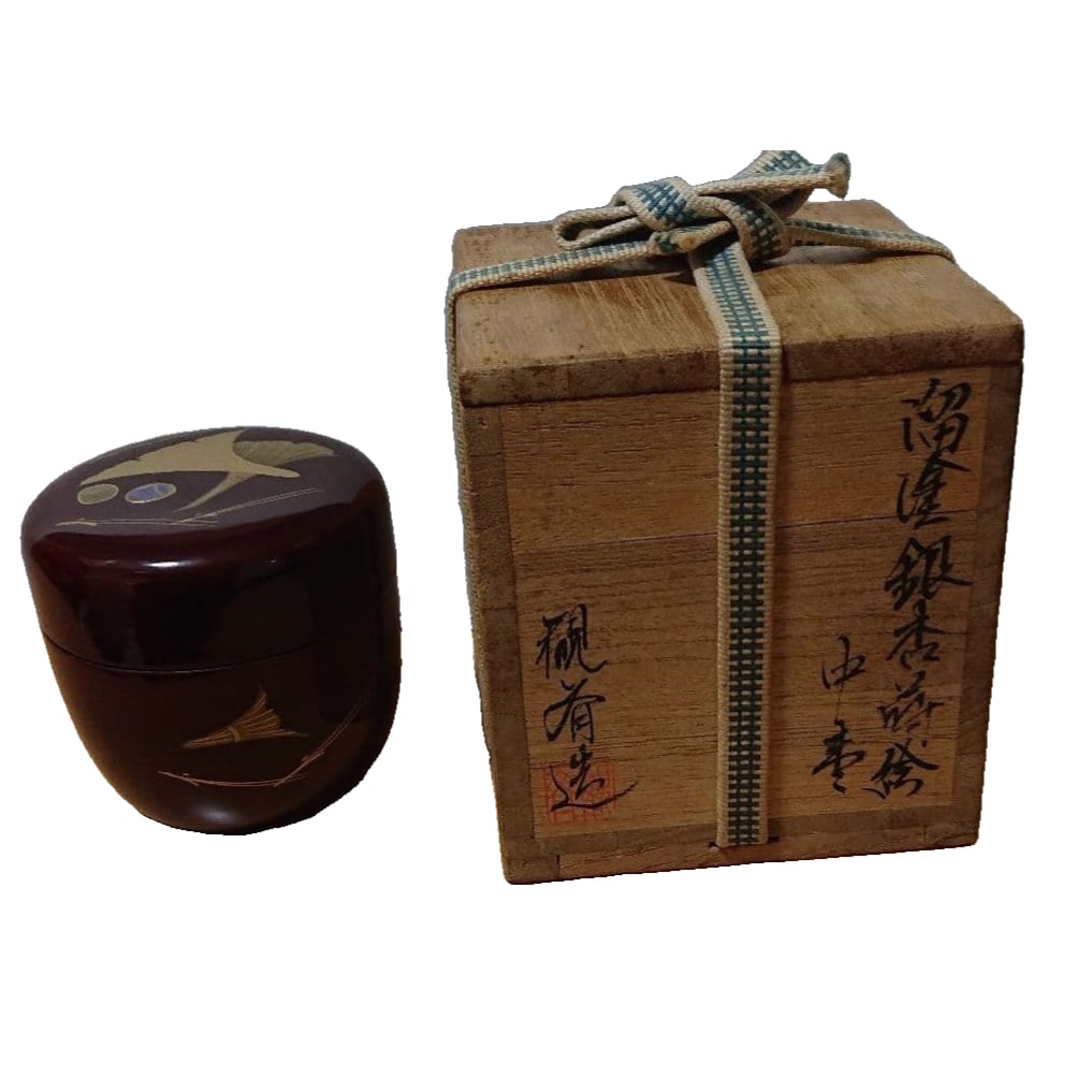 Medium-sized tea caddy with ginkgo leaf maki-e (lacquerware). (1 of 9)