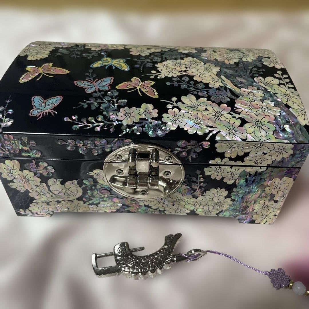 Korean lacquer storage box, decorated with butterfly and floral motifs.: A lacquer storage box, adorned with exquisite butterfly and floral motifs. Design: Black lacquerware, decorated with butterfly and floral patterns Material: Shell inlay decoration Locking Mechanism: M
