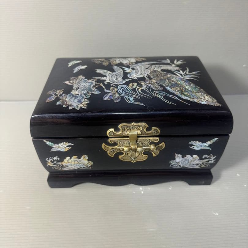 Mother-of-pearl inlaid jewelry box with floral and bird motifs, accessory box, lacquerware fittings (1 of 16)