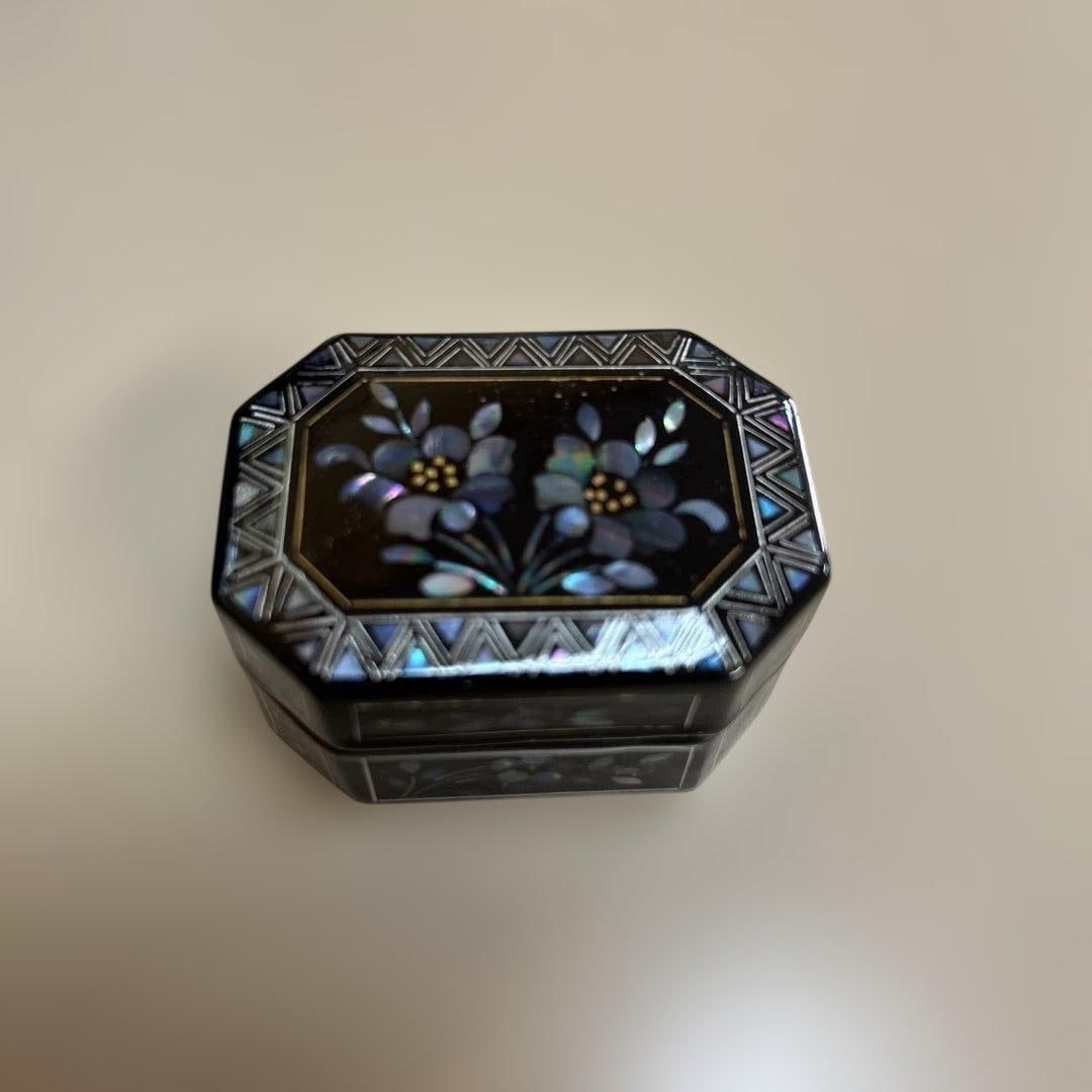 Brand new and unused, an octagonal jewelry box inlaid with mother-of-pearl. (1 of 8)