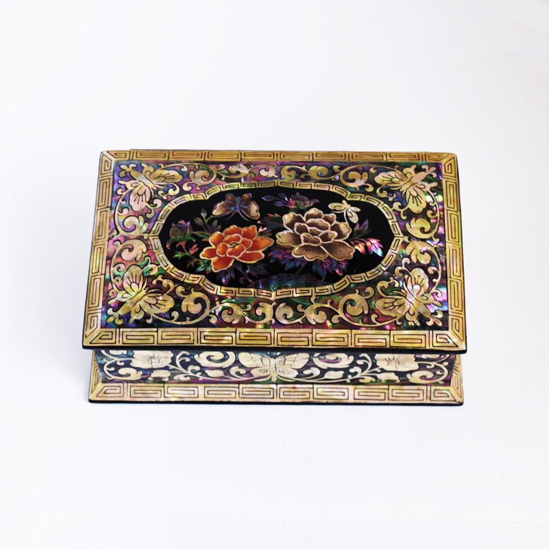 A luxurious mother-of-pearl inlaid small box | Adorned with a radiant large peony and butterfly (1 of 6)