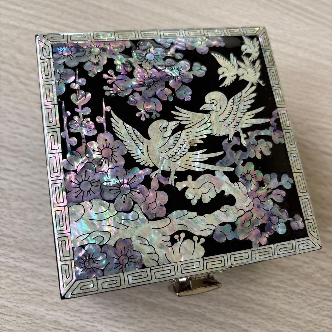 Bird-shaped jewelry box/inlay box with mother-of-pearl inlay. (1 of 6)