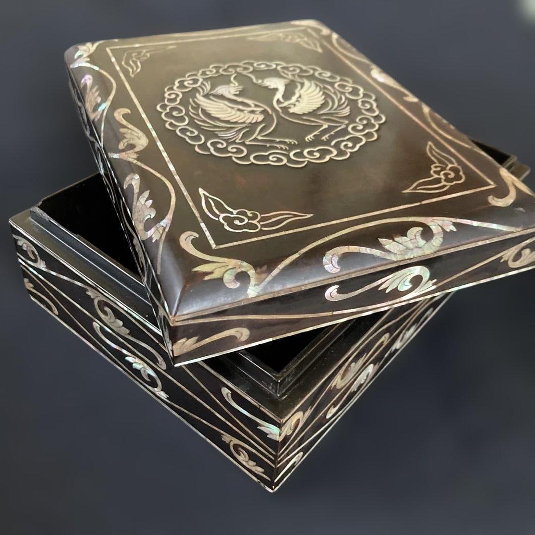 A mother-of-pearl inlaid shell box, the body adorned with two small birds, antique jewelry box. (1 of 5)