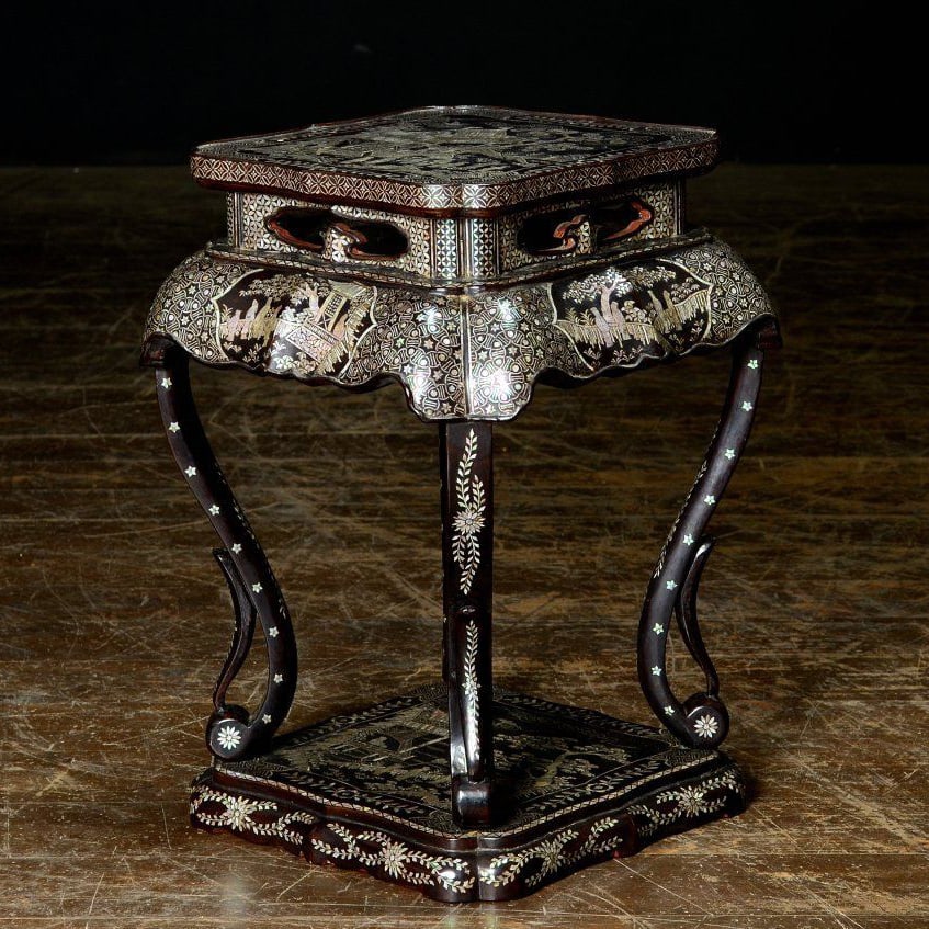 A meticulously carved Blue and White shell and mother-of-pearl inlaid table, with box.: A meticulously carved Blue and White shell and mother-of-pearl inlaid table, with box, dimensions: height 46 cm, width 35 cm.