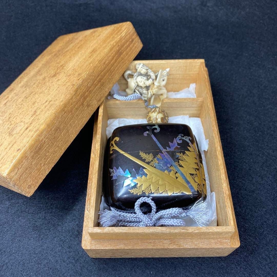 Edo period maki-e inrO (small decorative container), accompanied by a wooden box. (1 of 19)
