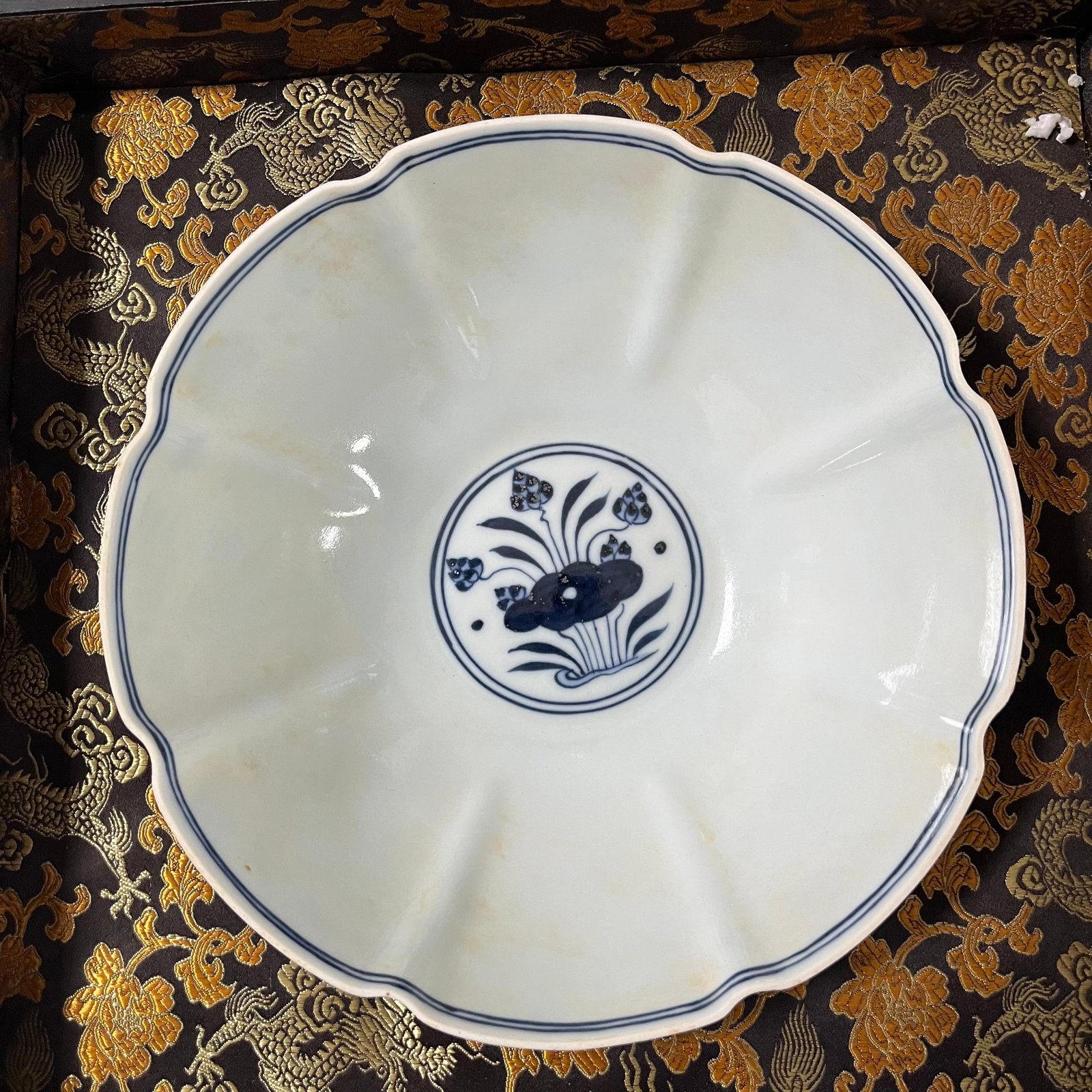 Blue and white porcelain bowl with fish and algae design from the Xuande period of the Ming Dynasty: This Ming Dynasty Xuande period blue and white porcelain bowl with a fish and seaweed design measures approximately 20.5cm in diameter and 8cm in height. Its ten-lobed shape features smooth and elegan