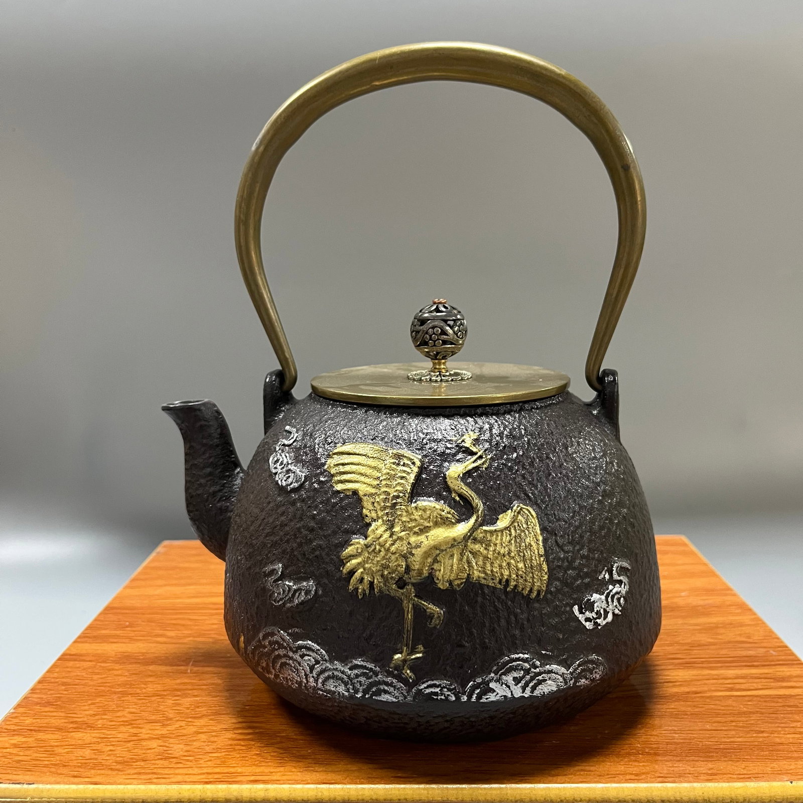 Showa period, wrought iron kisu with gold-painted crane design (circa 1950s-1970s): This is a typical Japanese-style cast iron kettle from the Showa period, consisting of a handle and a stand. The main body is crafted using the traditional "Tamahayaki" (hammered pattern) forging tech